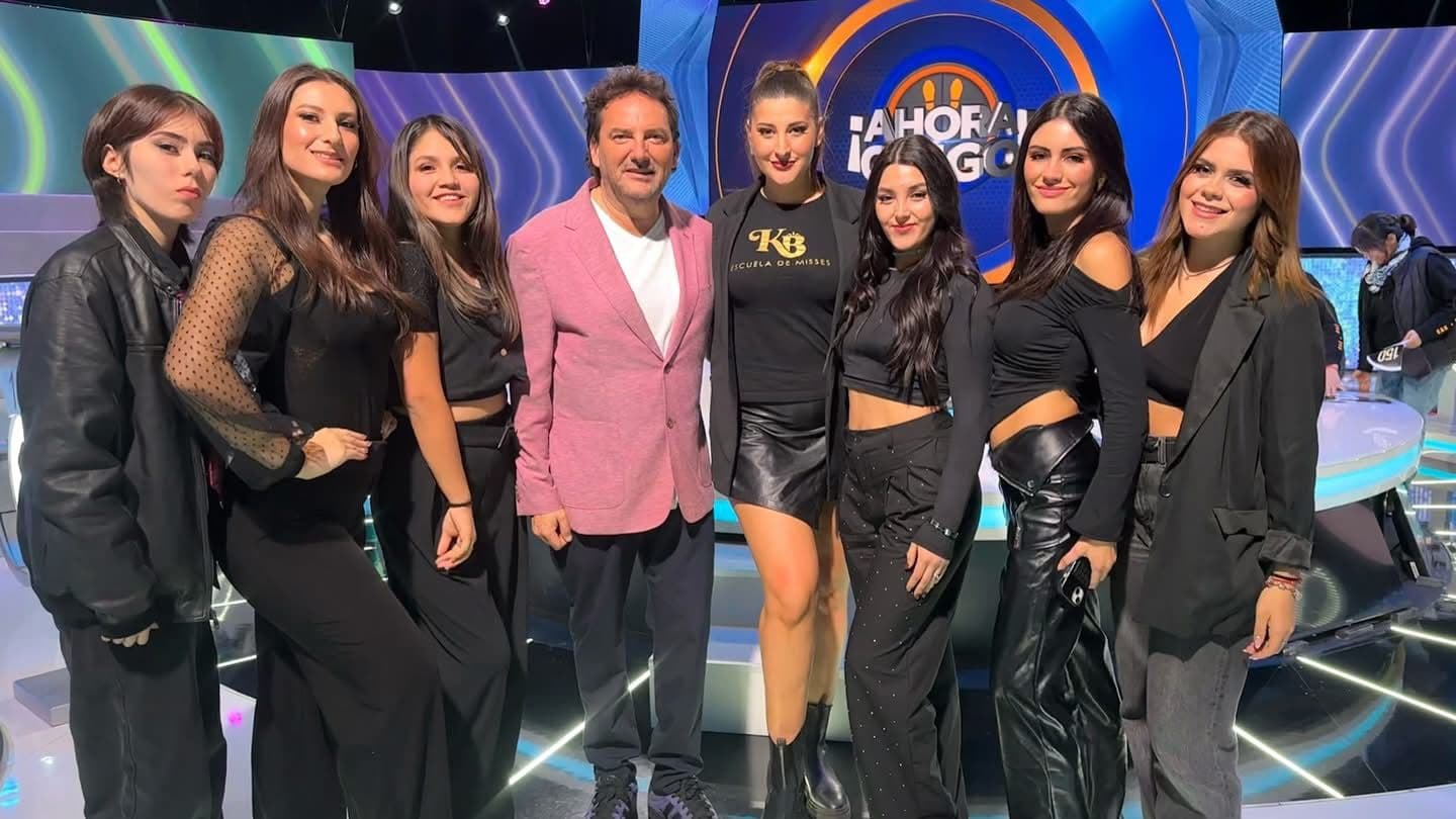 Integrantes de la academia en una visita a un estudio de televisión