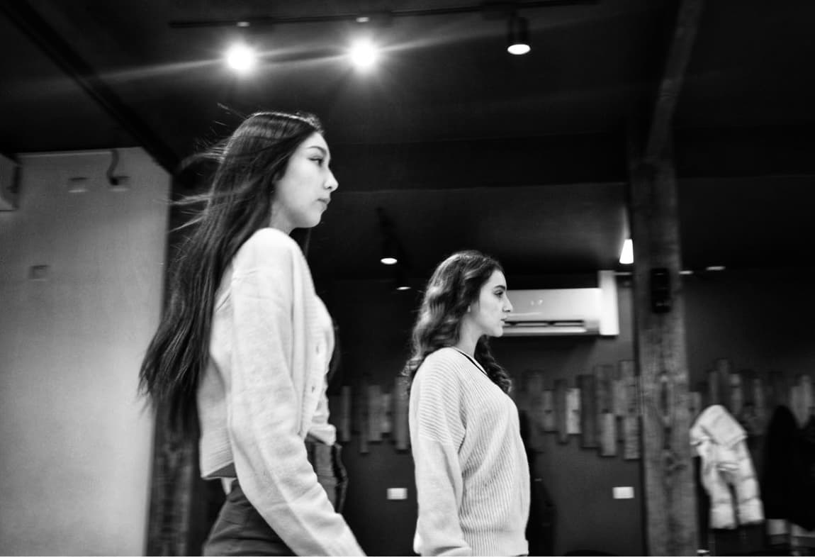 Dos alumnas en una práctica de postura y pasarela