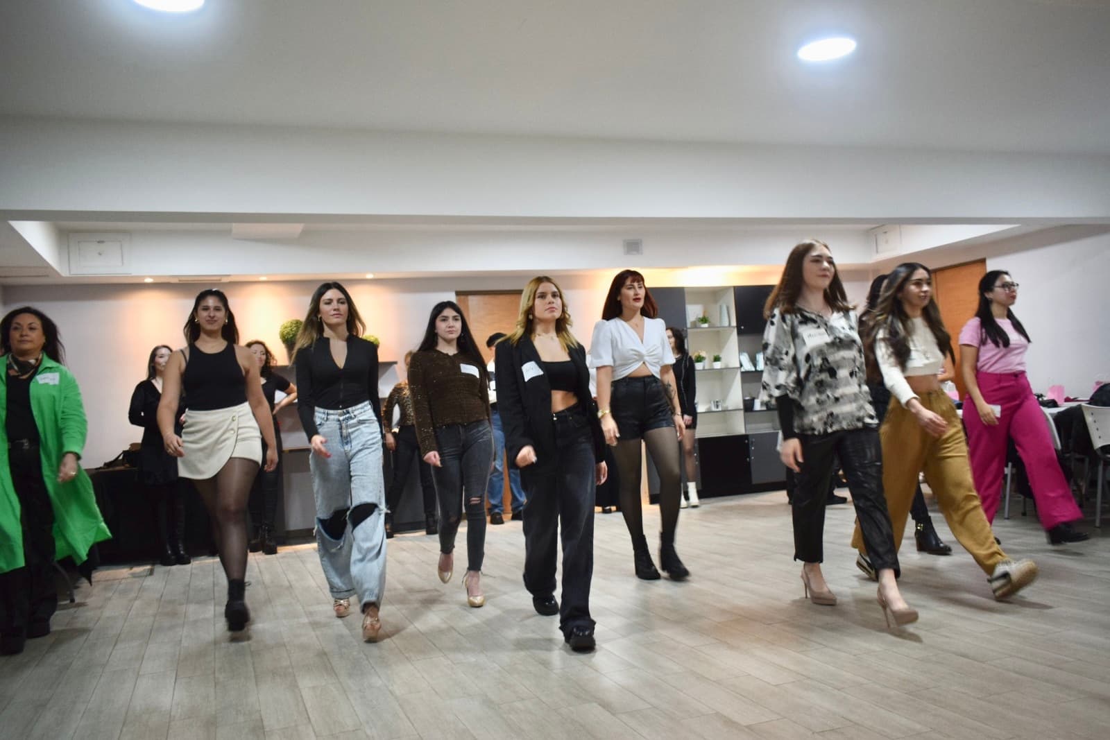 Grupo de alumnas practicando pasarela durante una clase
